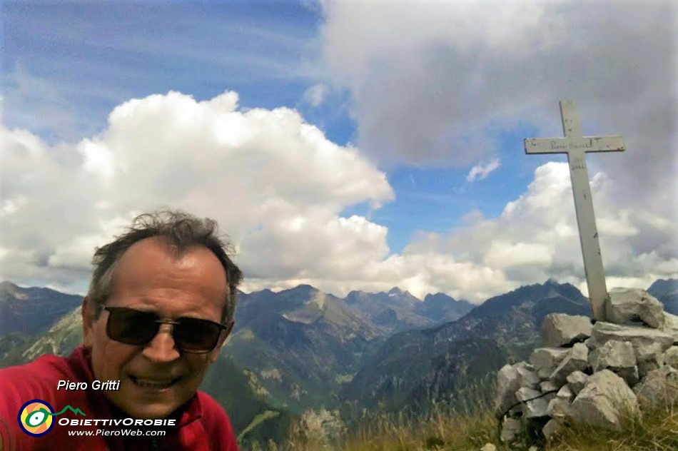 69 Alla croce di vetta del Pizzo Badile (2044 m).jpg